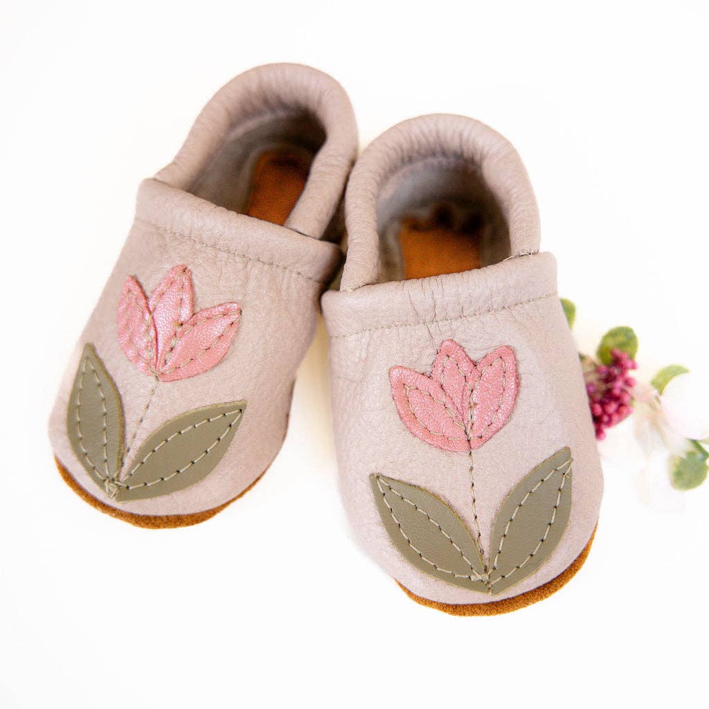 Tulip on Oyster Leather Shoes Moccs Baby and Toddler: 4   (12m)5"